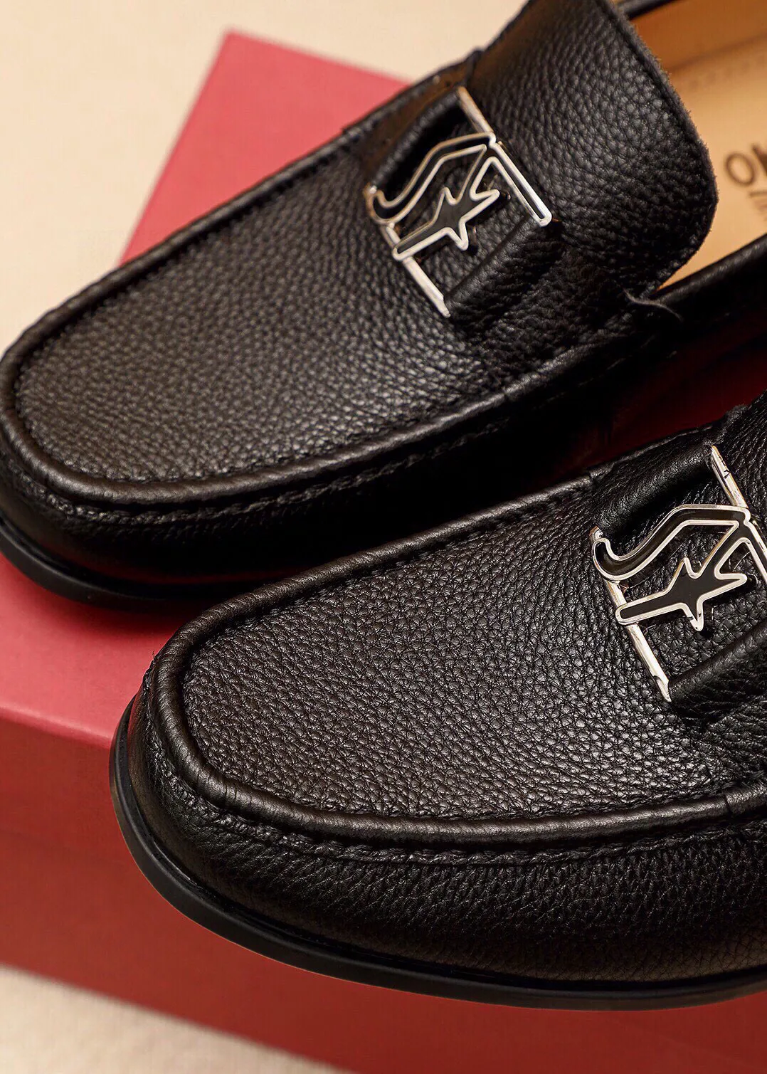 Men's shoes 💰480 💐 Product trademark: Ferragamo "Ferragamo" casual leather shoes Regular size: 38-44 (45🉑️customized) Product materials: Selected imported first-layer pebbled cowhide leather upper + luxury hardware buckle, imported water-dyed cowhide leather lining. Strong three-dimensional visual effect, original outsole color: 3⃣️seed leather materials available